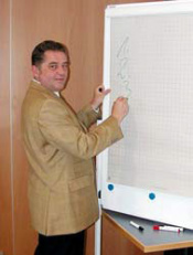 Johann Scheid steht an einem Flipchart